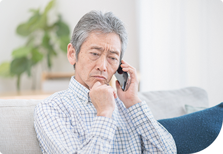 悩んでいる男性の写真